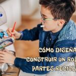 niño construye robot con partes recicladas