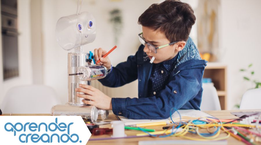 niño construyendo robot con material reciclado